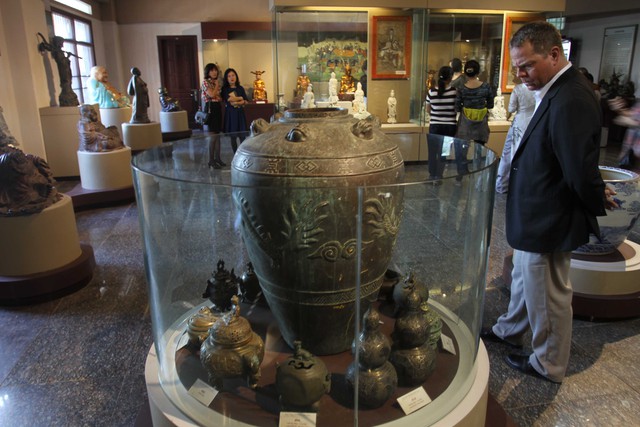 Du khách nước ngoài xem các hiện vật trưng bày tại Bảo tàng văn hóa Phật giáo chiều 24/12. Ảnh Đức Hoàng