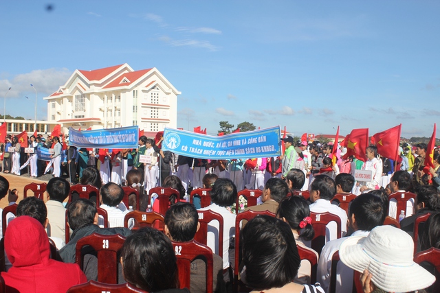 
Đông đảo cán bộ và nhân dân tham dự lễ mít tinh
