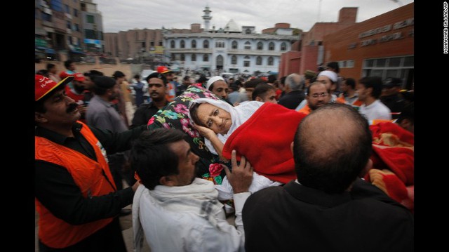 
Người phụ nữ bị thương trong trận động đất đang được đưa tới bệnh viện
