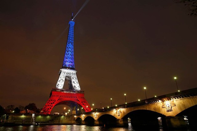 
Tháp Eiffel mở cửa trở lại, rực sáng màu quốc kỳ Pháp trong ngày 16/11 để tưởng nhớ các nạn nhân của vụ khủng bố hôm 13/11. Ảnh: Nbcnews.
