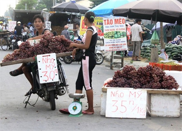 nho Mỹ, hàng Tàu, vỉa hè, Trung Quốc, đội lốt, trái cây, nho-Mỹ, hàng-Tàu, vỉa-hè, Trung-Quốc, đội-lốt, trái-cây,