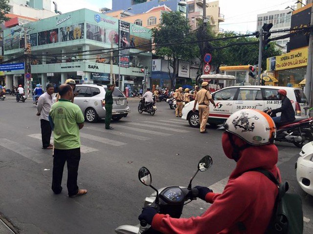Lúc 13h30 ngày 21/11, tại ngã tư Điện Biên Phủ - Hai Bà Trưng (quận 6, quận 3, TP HCM), tài xế chiếc ôtô màu trắng biển kiểm soát tỉnh Tiền Giang tông một cô gái đi xe máy rồi bỏ chạy.