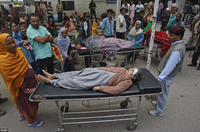 
Theo báo cáo ban đầu từ phía Afghanistan, Pakistan và Ấn Độ, số người chết trong trận động đất đã lên tới hơn 229 người, cùng với hàng trăm người khác bị thương.
