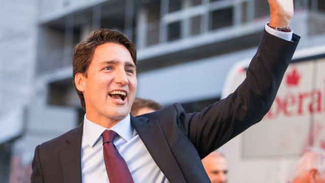 
Cha ông Trudeau là một trong những thủ tướng nổi tiếng nhất của Canada - Pierre Trudeau, người đứng đầu chính phủ Canada từ năm 1968 và tạo ra làn sóng hâm mộ mang tên Trudeaumania suốt 15 năm giữ ghế.
