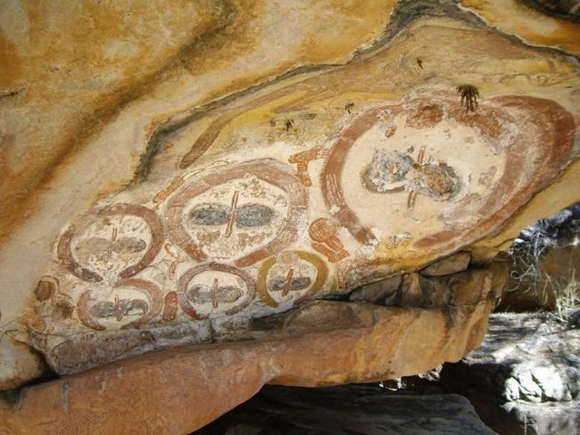 
Những phiến đá được tìm thấy ở phía tây bắc Australia có những hình vẽ cổ đại thể hiện sinh vật có đầu to hói, mắt xếch lớn và không có miệng.
