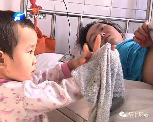 
Bé gái 3 tuổi 1 mình chăm sóc mẹ. Nguồn: CCTV News

