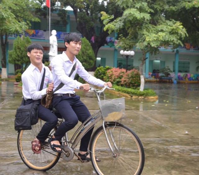 Ngày ngày, kể từ năm lớp 10, Khánh không quản nhọc nhằn chở Anh đến lớp bằng xe đạp.