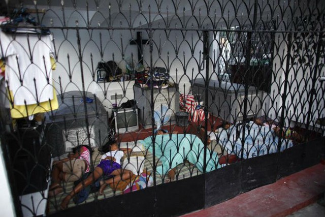 
Cả gia đình ngủ trong một lăng mộ tại nghĩa trang Bắc Manila.

