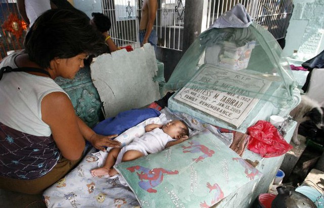 
Em bé sơ sinh ngủ ngon trên một ngôi mộ ở nghĩa trang ngày 27/10/2010.

