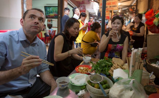 Đại sứ Poirier có thể dùng đũa thành thạo để ăn món bún đậu mắm tôm yêu thích. 