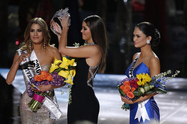 Hoa hậu Hoàn vũ 2014, Paulina Vega, lấy lại vượng miện từ người đẹp Colombia.