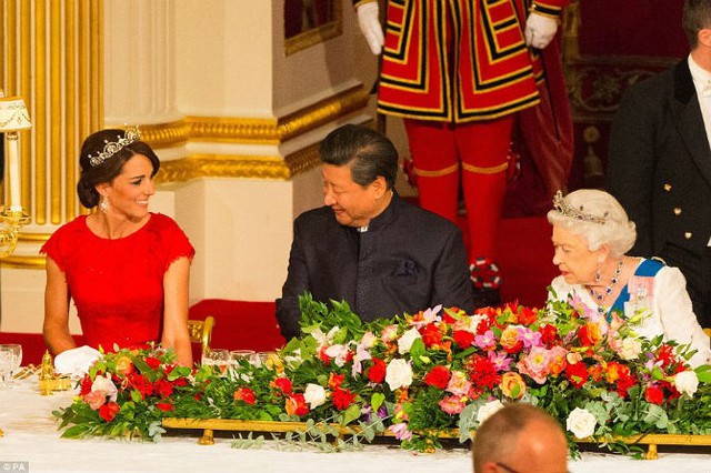 
Buổi quốc yến được Nữ hoàng Anh Elizabeth II chủ trì tại Cung điện Buckingham để tiếp đãi Chủ tịch Tập Cận Bình cùng Đệ nhất phu nhân TQ Bành Lệ Viện trong khuôn khổ chuyến thăm Anh kéo dài bốn ngày của nhà lãnh đạo Trung Quốc. Ảnh: Chủ tịch Trung Quốc Tập Cận Bình tươi cười khi ngồi cùng bàn với Công nương Anh Kate Middleton và Nữ hoàng Elizabeth.

