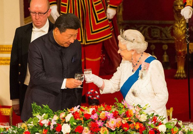
Chủ tịch Tập Cận Bình nâng ly cùng Nữ hoàng Elizabeth trong bàn tiệc.
