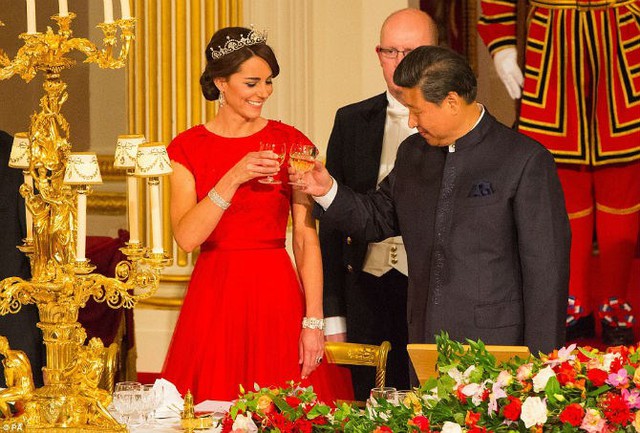 
Công nương Kate nâng cốc chào mừng Chủ tịch Tập Cận Bình và phu nhân Bành Lệ Viện đến thăm Anh.
