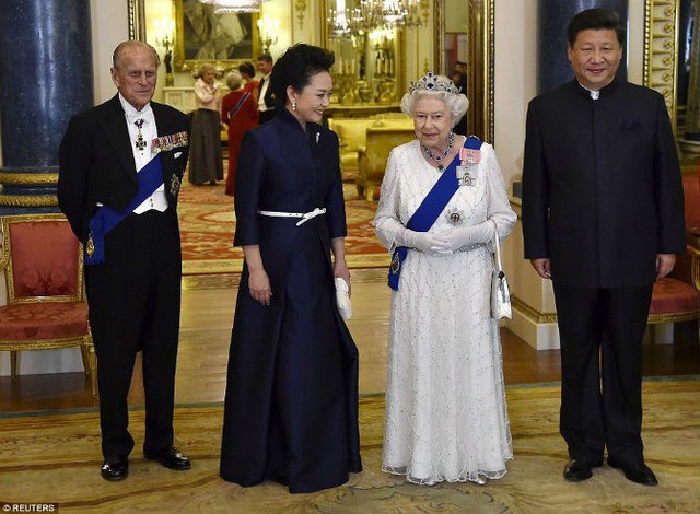 
Trong khi đó, Đệ nhất Phu nhân Trung Quốc Bành Lệ Viện (thứ hai từ trái sang) diện chiếc váy dài mang vẻ đẹp quý phái chụp ảnh cùng Hoàng tế Philip (ngoài cùng bên trái) và Nữ hoàng Elizabeth.
