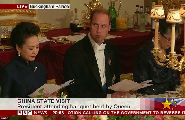 
Bà Bành Lệ Viện ngồi cạnh Hoàng tử William.
