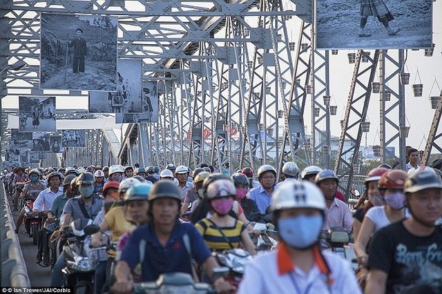 
Hàng dài xe máy trên cầu Tràng Tiền, thành phố Huế, Việt Nam.
