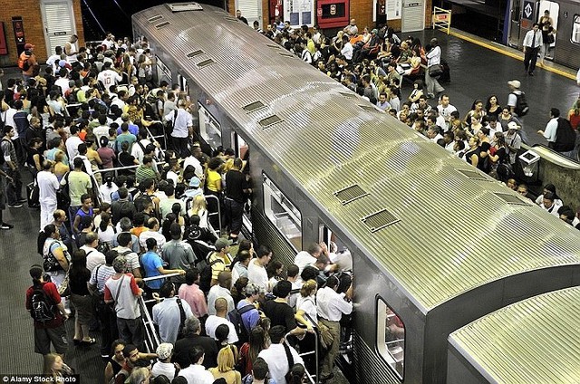 
Giờ cao điểm tại ga tàu điện ngầm Barra Funda, Sao Paulo, Brazil.
