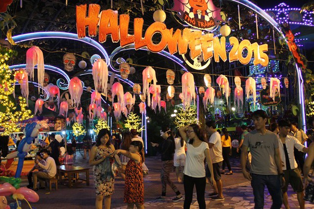 Vào đêm ngày 30/10, nhiều địa điểm vui chơi giải trí tại TP HCM đã bắt đầu đông khách. Ảnh: Zen Nguyễn.