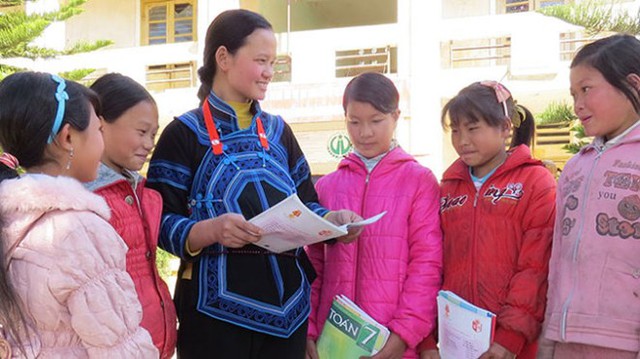 Cô giáo Ly Thó Trụ trao đổi bài giảng với học sinh người Hà Nhì - Ảnh: Vũ Toàn.