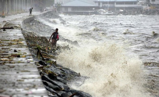 
Sóng biển ập vào bờ tại Vịnh Manila khi cơn bão Koppu quét qua.
