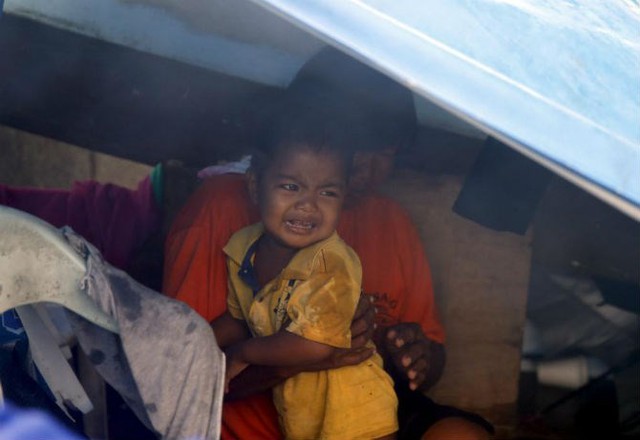 
Em bé khóc vì sợ hãi khi cơn bão Koppu đổ bộ vào Philippines.
