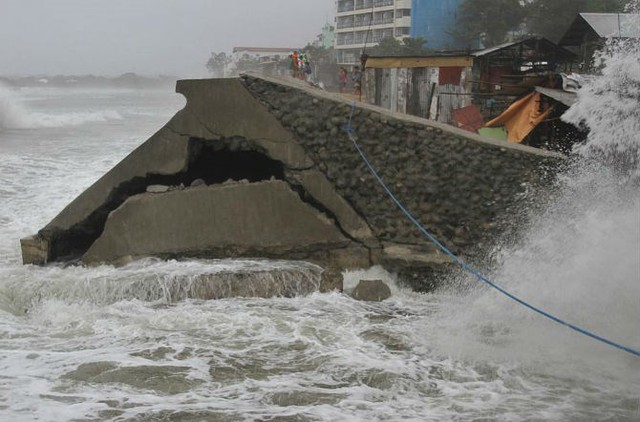 
Những cột sóng mạnh dâng cao ở thị trấn Illocanos Norte, thành phố Fermando, tỉnh La Union.
