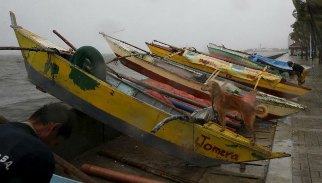 
Ngư dân neo đậu thuyền vào bờ tránh bão tại Baywalk, Manila.
