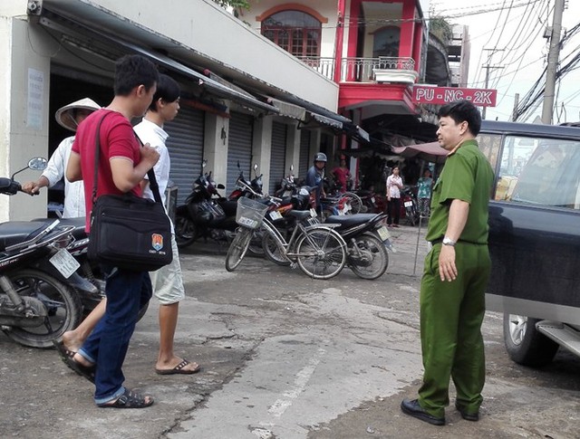 Nguyễn Công Thành (áo trắng) bị lực lượng chức năng bắt giữ. Ảnh: A.C