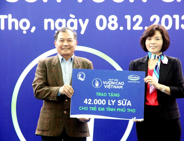 
Quỹ sữa Vươn cao Việt Nam trao sữa đến trẻ em ngh&egrave;o Ph&uacute; Thọ
