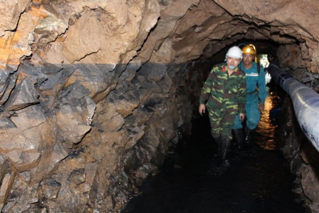 Lực lượng công binh và nhân viên Trung tâm cấp cứu mỏ - Tập đoàn công nghiệp than và khoáng sản Việt Nam vào hầm sập.