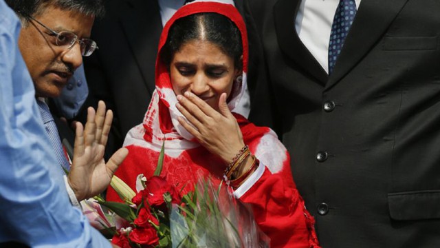 
Cô gái câm, điếc không giấu nổi niềm hạnh phúc, xúc động khi được trở về quê hương sau 12 năm bị lạc từ Ấn Độ sang Pakistan.
