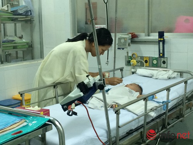 
Bé Dương Minh Phát đang điều trị tại khoa Hồi sức cấp cứu - chống độc
