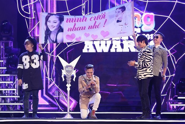 Khánh Đơn cầu hôn Lương Bích Hữu trên sân khấu Zing Music Awards diễn ra đầu năm nay.