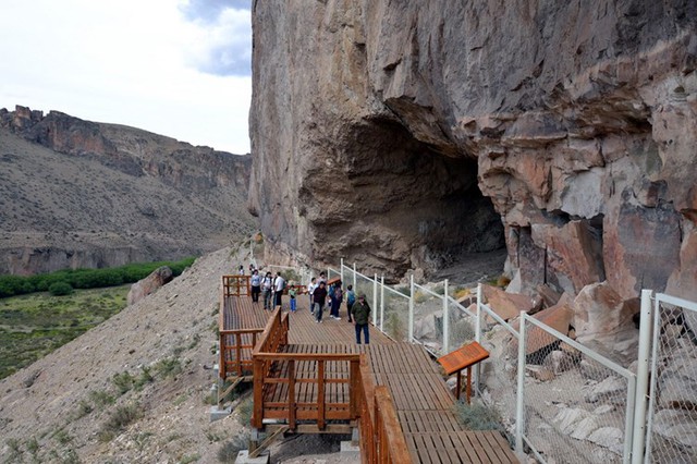 
Nằm ở tỉnh Santa Cruz, Argentina, 163 km phía nam thị trấn Perito Moreno, bên trong Vườn quốc gia Francisco P. Moreno, Cueva de las Manos hay hang động có hàng nghìn bàn tay là một chứng tích lịch sử quan trọng về đời sống của người tiền sử ở Nam Mỹ.
