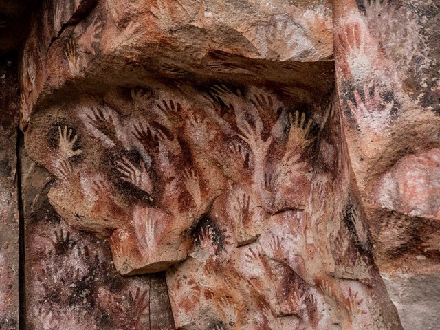 
Hình ảnh các bàn tay thường là âm bản (theo hình bàn tay mẫu), đa số là tay trái, có lẽ vì những người vẽ tranh đã giữ ống thổi sơn bằng tay phải.
