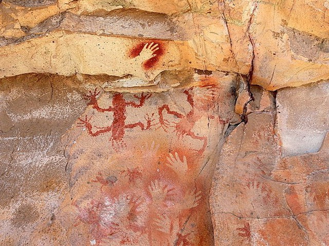 
Theo các nhà nghiên cứu, các tác phẩm có thể là một phần của nghi lễ đánh dấu tuổi trưởng thành bằng cách in bàn tay vào tường của hang động thiêng liêng này.
