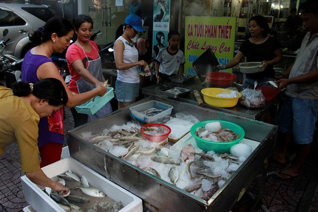 Khách hàng chọn mua hải sản tại cửa hàng ở Phan Thiết.  Ảnh: Nguyễn Trí.