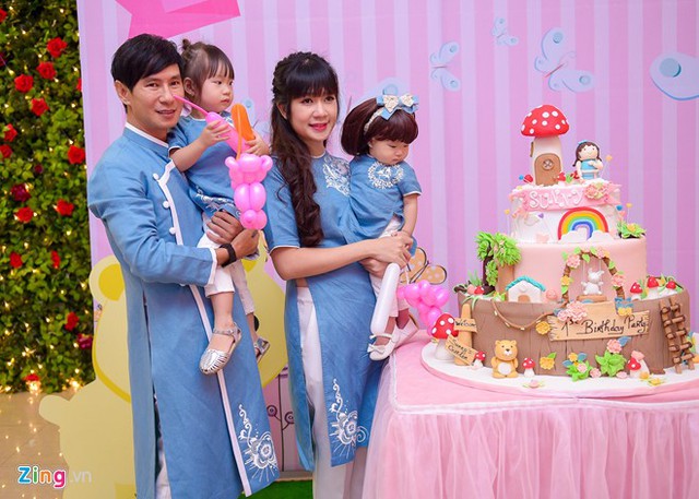 Gia đình Lý Hải - Minh Hà có thông lệ tổ chức tiệc sinh nhật lớn khi các con tròn một tuổi. Những năm sau đó, họ chỉ ở nhà và quây quần với chiếc bánh kem nhỏ xinh. Minh Hà chọn trang phục áo dài xanh cho bữa tiệc của Sunny.
