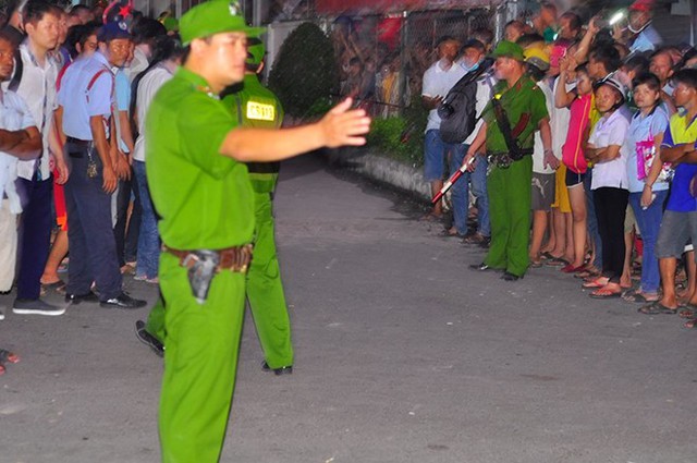 Cảnh s&aacute;t đang bao v&acirc;y hiện trường. Ảnh: N.A