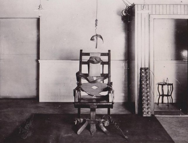 
Fortune Ferguson là trường hợp nhỏ tuổi nhất ở Mỹ bị tử hình hồi thế kỷ 20 khi mới 13 tuổi. Tử tù nhí này là người Mỹ gốc Phi sinh sống ở Florida, Mỹ, đã cưỡng hiếp một nạn nhân mới 8 tuổi. Ferguson bị hành hình bằng phương pháp ngồi ghế điện năm 1927.
