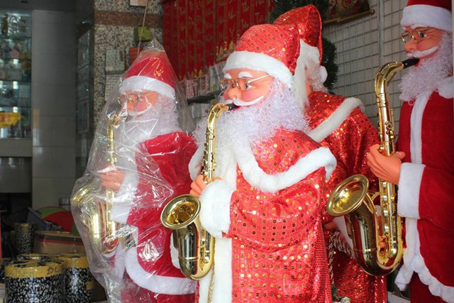 
Ông già Noel giả biết nhún nhảy theo tiếng nhạc được nhiều cửa hiệu thuê về đặt ở cửa trong dịp Giáng sinh. Ảnh: Zen Nguyễn.
