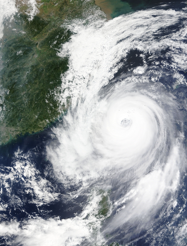 Super typhoon Dujuan batters Taiwan