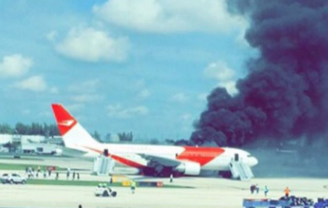 
Lực lượng cứu hộ phun bọt trắng xung quanh máy bay, khói dày cuồn cuộn bốc lên cao cho tới khi ngọn lửa được dập tắt.
