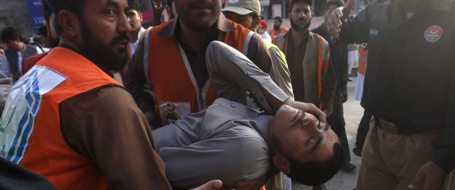 
Một nạn nhân của trận động đất xảy ra ngày 26/10 ở Pakistan
