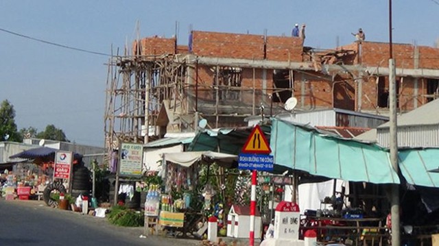 Biệt thự x&acirc;y dựng ho&agrave;nh tr&aacute;ng ngay quốc lộ 91 m&agrave; chưa c&oacute; ph&eacute;p.