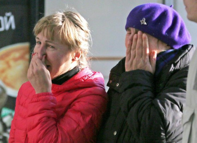 Thân nhân hành khách trên chuyến bay 7K9268 khóc khi chờ tin người thân tại sân bay Pulkovo, thành phố St. Petersburg, Nga hôm 31/10. Ảnh: AP