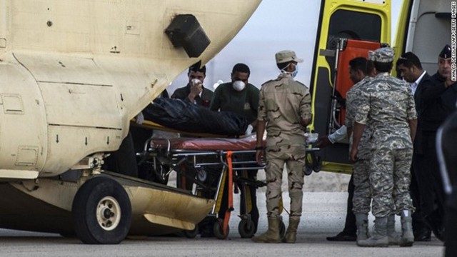 
Máy bay quân sự Ai Cập đưa thi thể nạn nhân vụ rơi máy bay Nga rời hiện trường, tới nơi bảo quản và khám nghiệm.

