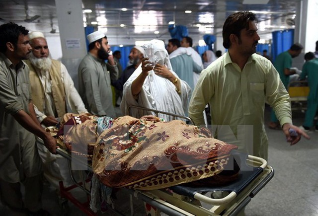 
Chuyển một nạn nhân bị thương trong trận động đất tới chữa trị tại bệnh viện ở Peshawar, Pakistan ngày 26/10.
