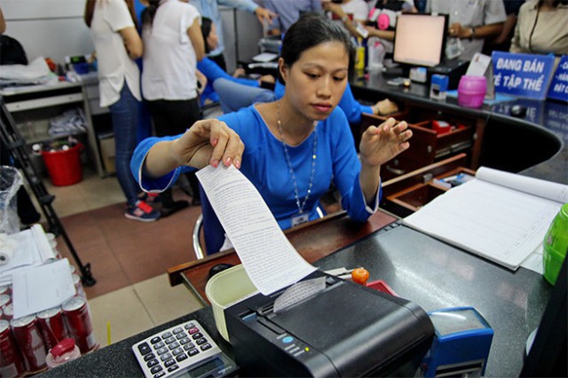 Năm nay là năm đầu tiên hành khách có thể mua vé tàu tết qua hình thức online hoàn toàn và hình thức vé tàu cũng mới so với những năm trước. trong ảnh, hành khách mua vé tàu tại ga Sài Gòn - Ảnh: Mậu Trường